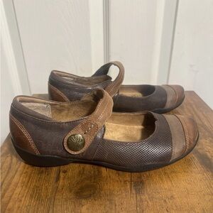 Taos Footwear Women's Bravo Brown Mary Jane Flats Z1061 Size 9.5 - Light Wear